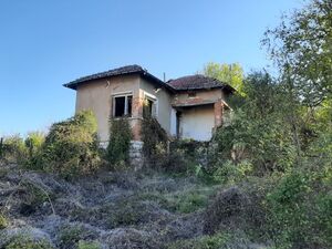 Old rural property with garage, land and nice views