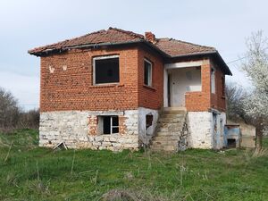 Massive two-storey house with land of 1290 sq.m near Bolyaro