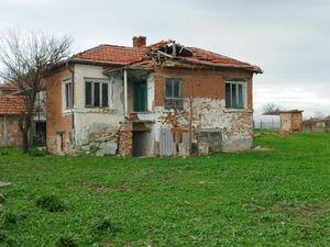 Оld house with a big plot for sale in Malomirovo