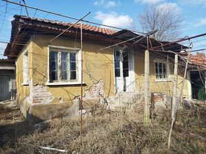 One-storey house with land of 1400 sq.m near Yambol