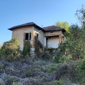 Old rural property with garage, land and nice views