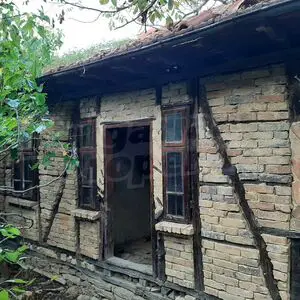 Old house with a large garden in the village of Balkantsi